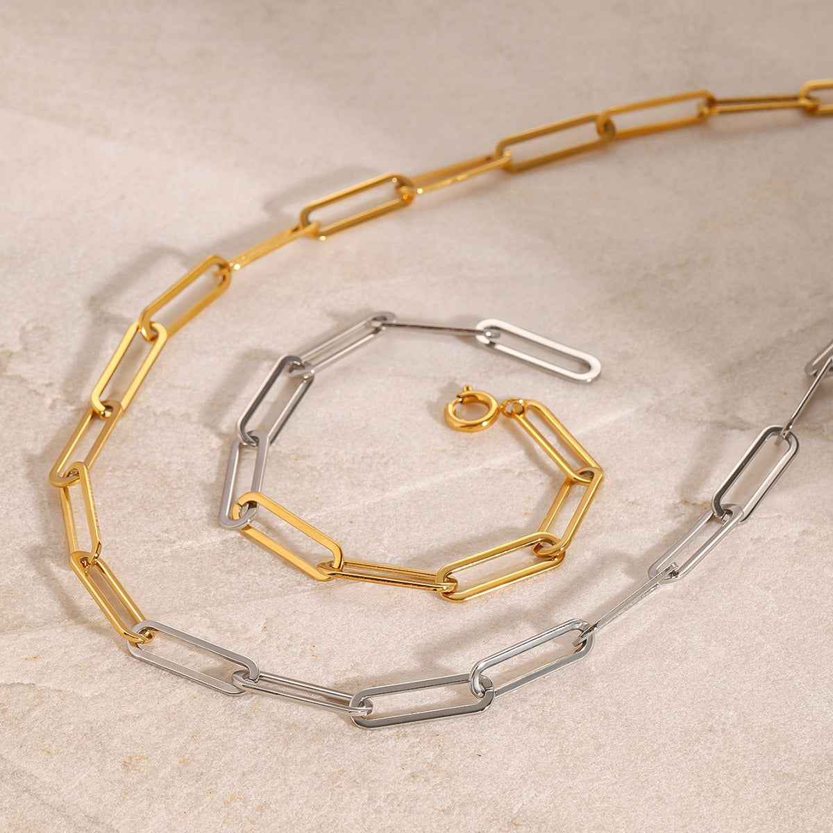 18K Gold Circular Chain With Gold And Silver Color Contrasting Design